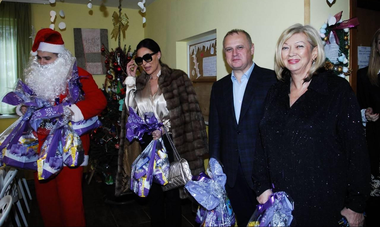 (FOTO) OBRADOVALI NAJMLAĐE: Vesić i Ceca poklonili paketiće deci iz Sugurne kuće!